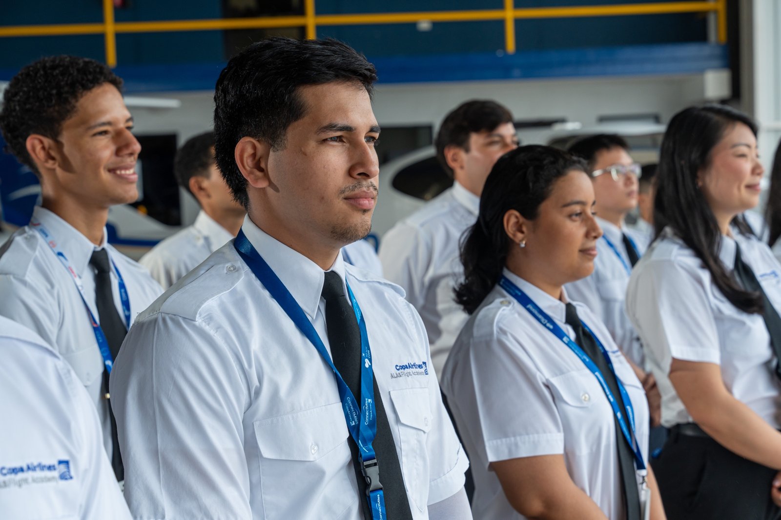 Equipo de ALAS Flight Academy evaluando los resultados de los candidatos