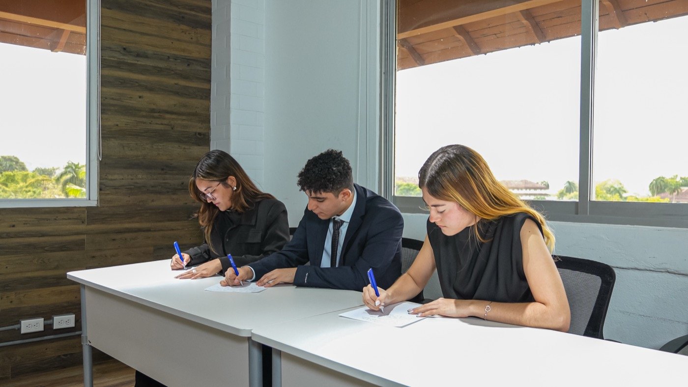 Candidatos de ALAS Flight Academy resolviendo una prueba durante el proceso de admisión