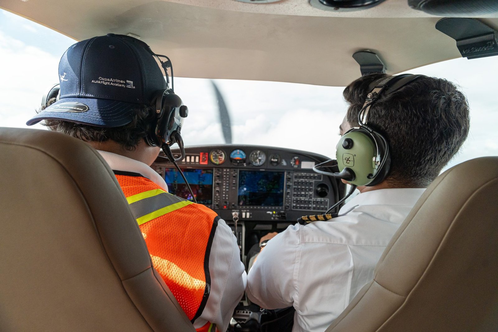Instructor y estudiante durante una lección de vuelo en cabina