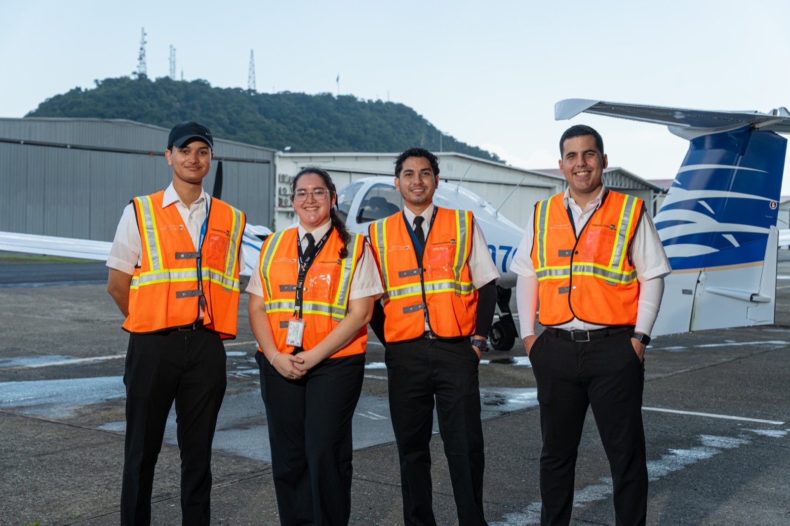 Equipo de instructores y personal de ALAS Flight Academy frente a una aeronave Diamond, Ciudad de Panamá