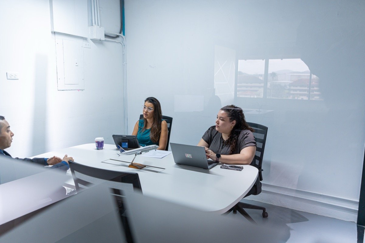 Equipo de ALAS Flight Academy revisando opciones de financiamiento en oficina