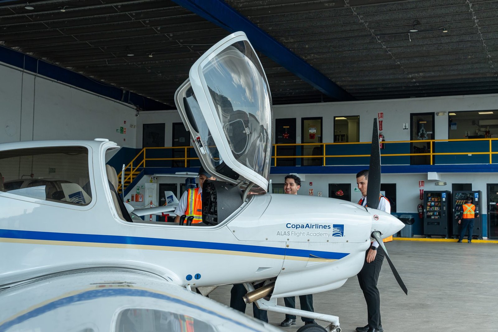 Aeronave de la flota ALAS Flight Academy en el hangar de mantenimiento, Ciudad de Panamá