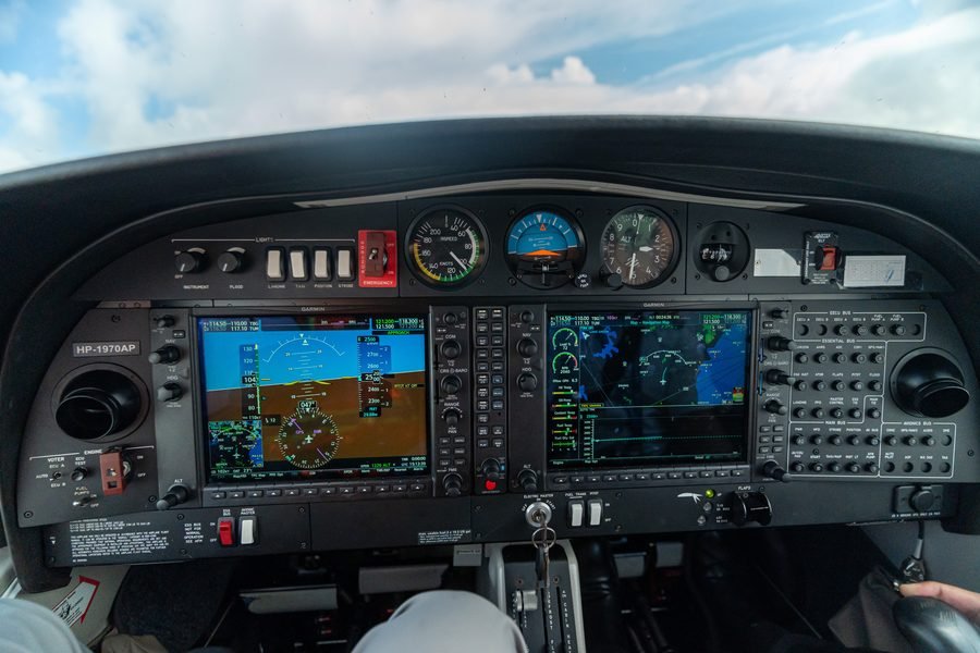 Cabina de vuelo digital (glass cockpit) de una aeronave Diamond DA40NG de ALAS Flight Academy