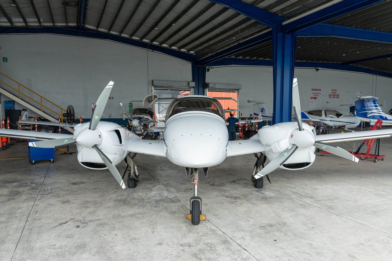 Aeronave bimotor Diamond DA42NG de ALAS Flight Academy en el hangar de mantenimiento