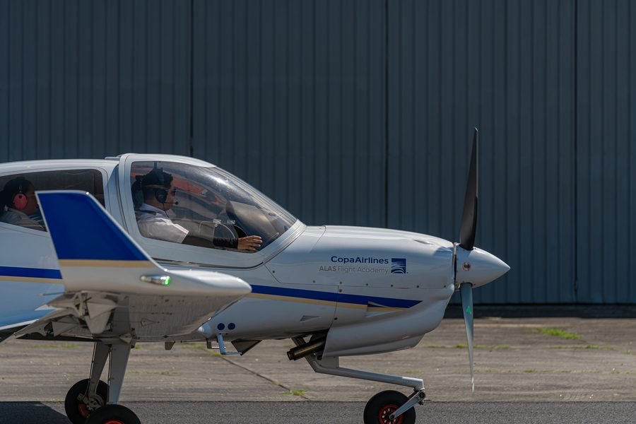 Aeronave Diamond DA40NG de ALAS Flight Academy en rampa