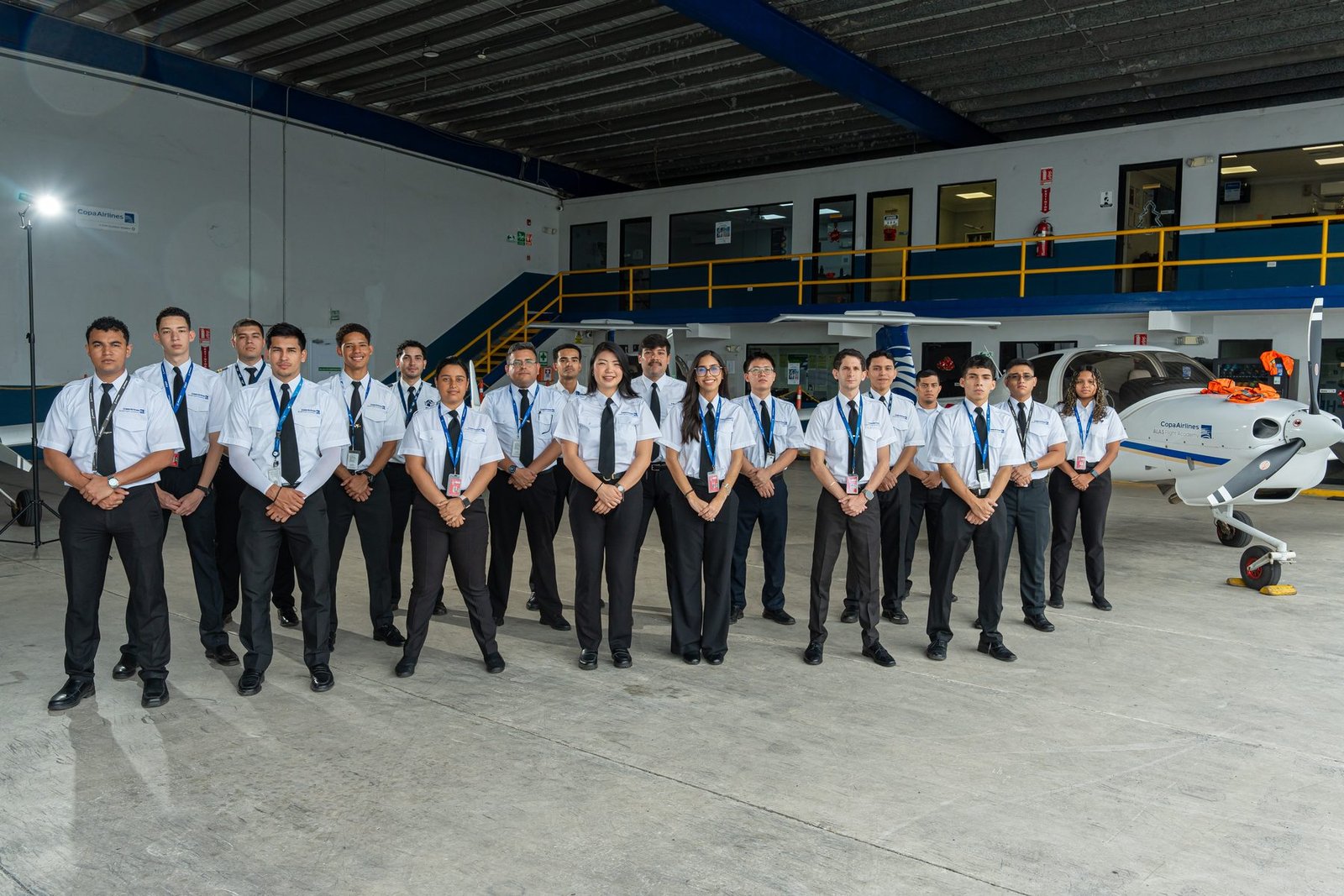 Estudiantes y equipo de ALAS Flight Academy frente al hangar, Ciudad de Panamá