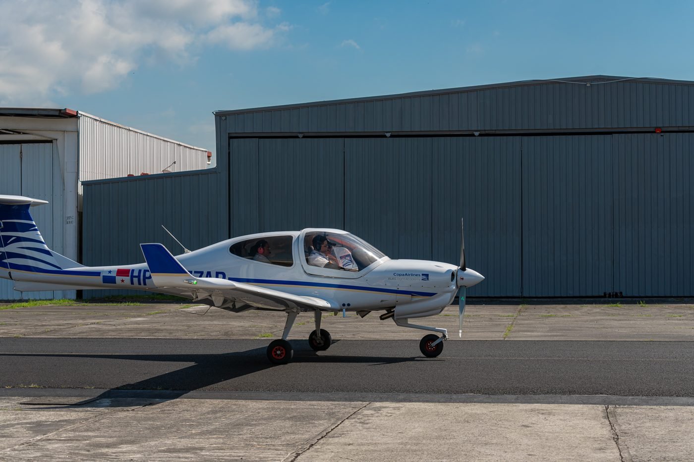 Aeronave Diamond de la flota ALAS Flight Academy taxeando frente al hangar, Ciudad de Panamá