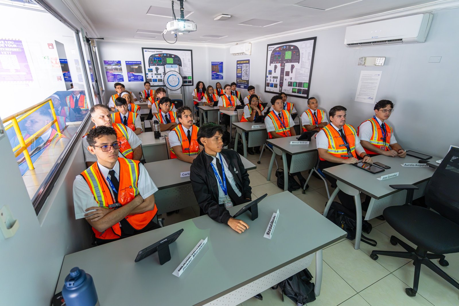 Estudiantes de ALAS Flight Academy en el salón de clases durante una sesión de formación teórica